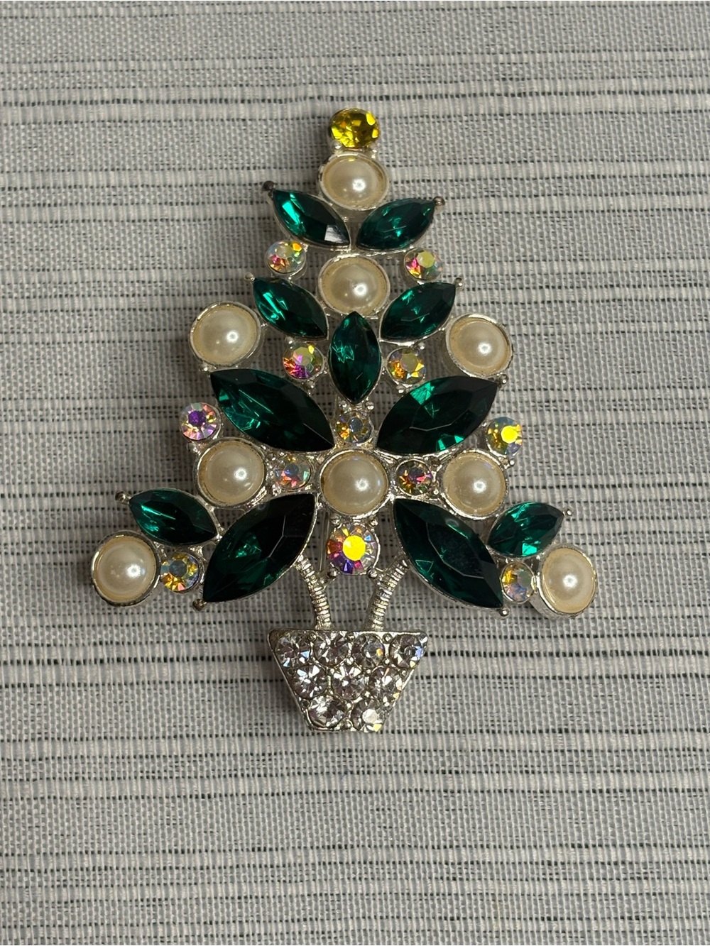 AVON 2011 Collectable Christmas Tree Brooch Green Rhinestones/Faux Pearls
